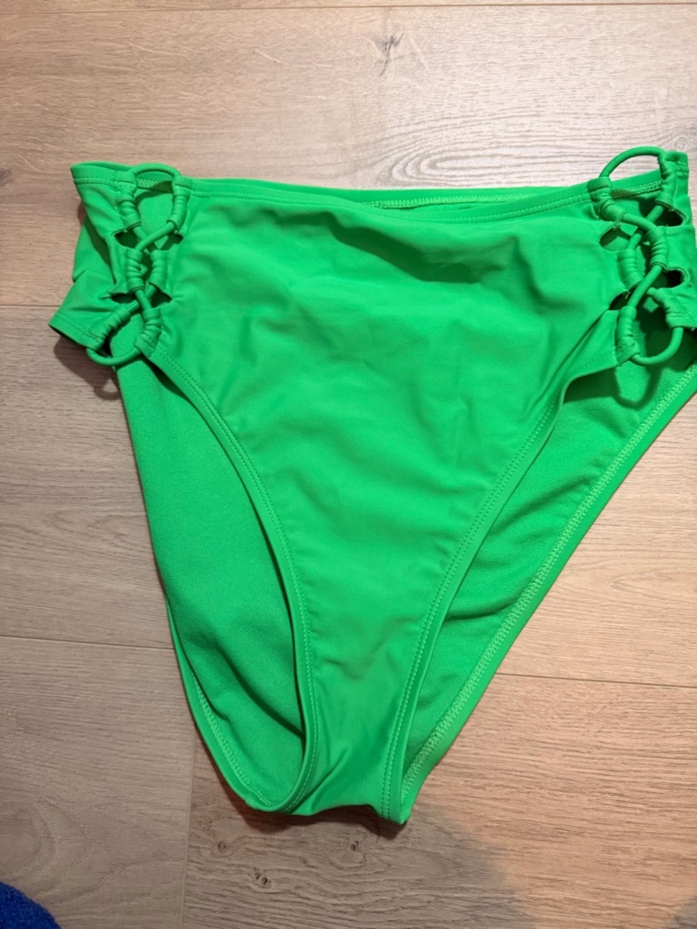 Super high waist and high cut thigh swim
Bottom. Medium